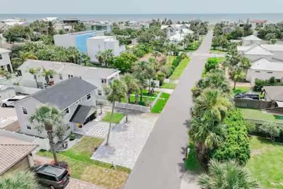 Walk to Beach Pet Friendly 2BR Bungalow - Image 1
