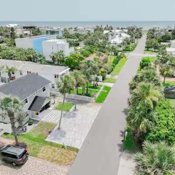 Walk to Beach Pet Friendly 2BR Bungalow - Image 1