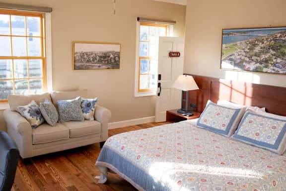 Historic St. Augustine Balcony Suite with Parking